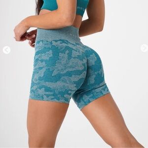 NVGTN Teal Camo Seamless Shorts, Women’s sz Large